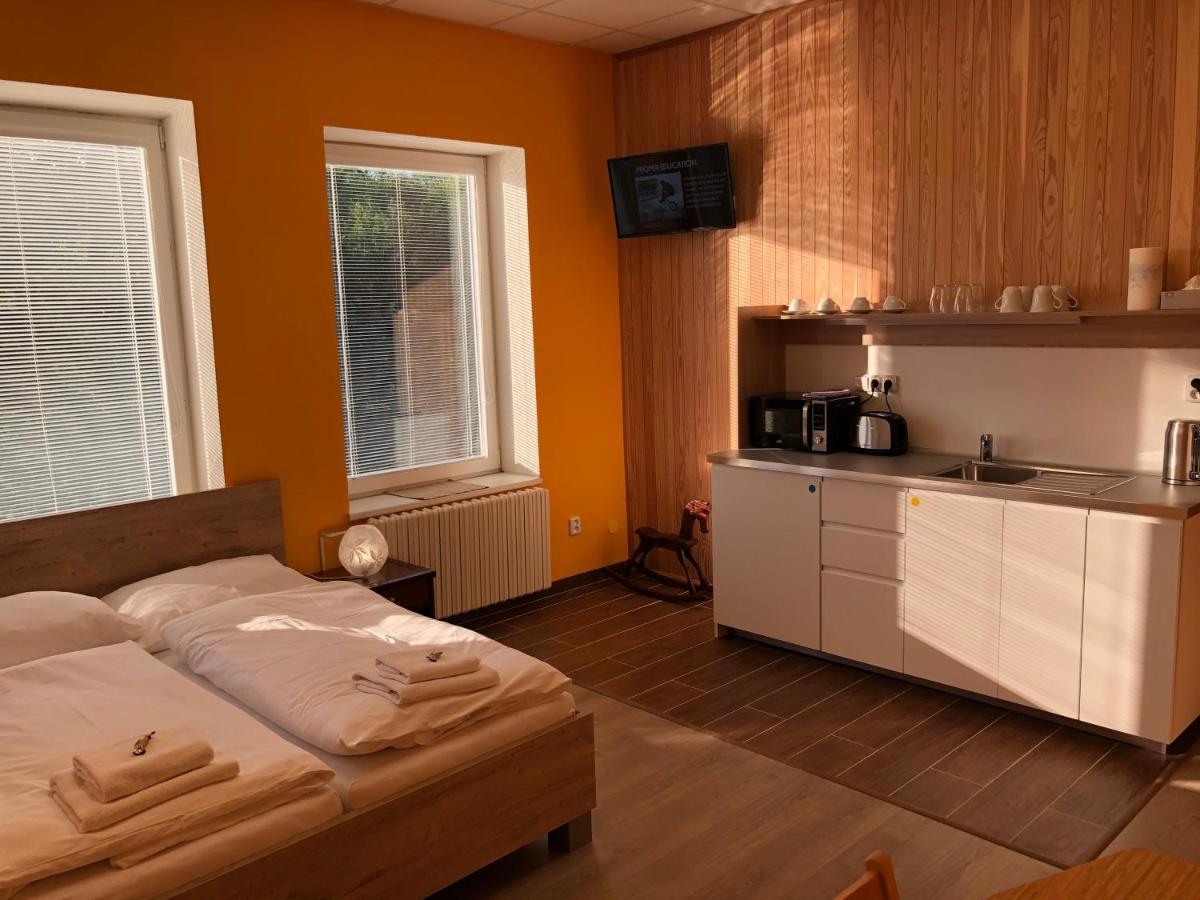 DNM Inn Korycany Bagian luar foto